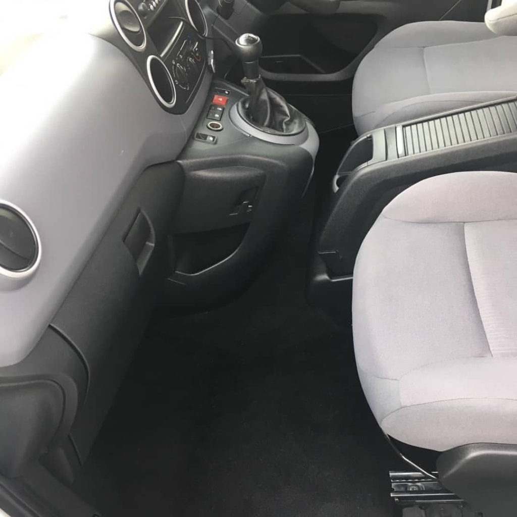 Deep interior cleaning and steam treatment for car seats and carpets as part of a full valet in Roscommon. Affordable services for drivers in the Midlands.