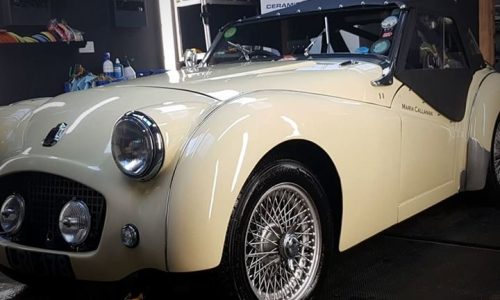 Buffing off the excess residue of the Ceramic Coating Silver Pack layer to reveal a crisp, streak-free mirror gloss under studio lighting.