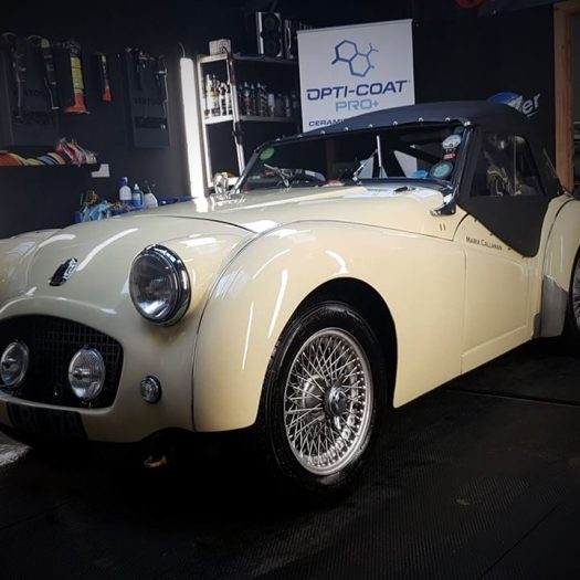Buffing off the excess residue of the Ceramic Coating Silver Pack layer to reveal a crisp, streak-free mirror gloss under studio lighting.